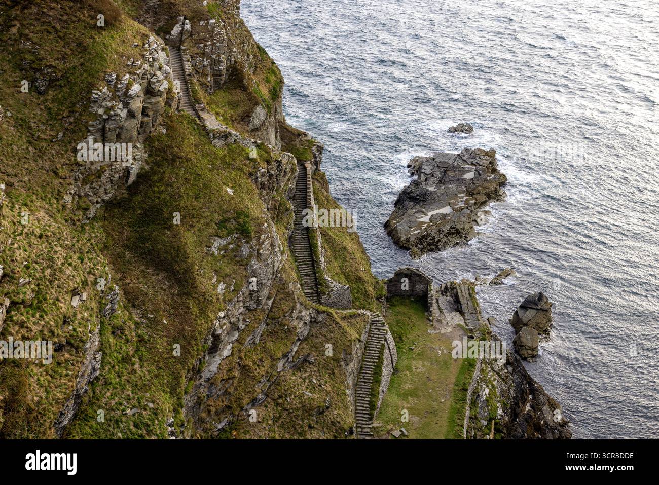 Les marches de Whaligoe à Caithness, un escalier spectaculaire du XVIIIe siècle creusé dans les falaises escarpées menant à un port naturel historique Banque D'Images