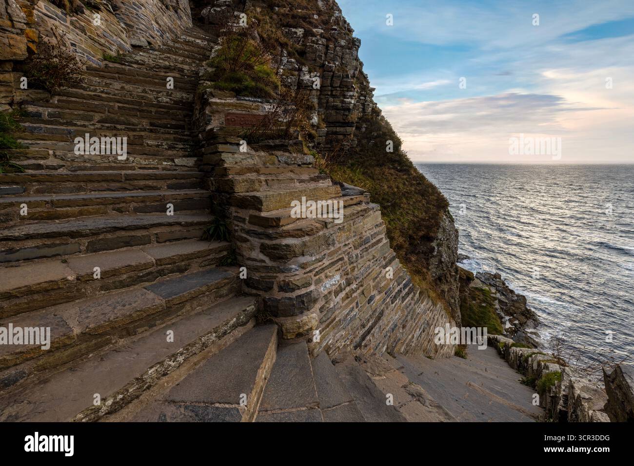 Les marches de Whaligoe à Caithness, un escalier spectaculaire du XVIIIe siècle creusé dans les falaises escarpées menant à un port naturel historique Banque D'Images