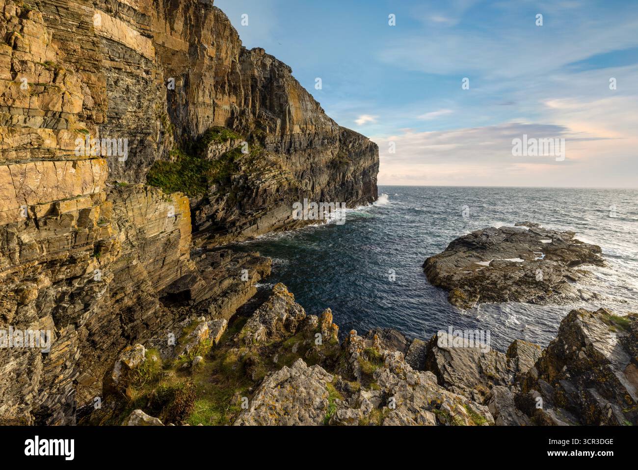 Les marches de Whaligoe à Caithness, un escalier spectaculaire du XVIIIe siècle creusé dans les falaises escarpées menant à un port naturel historique Banque D'Images