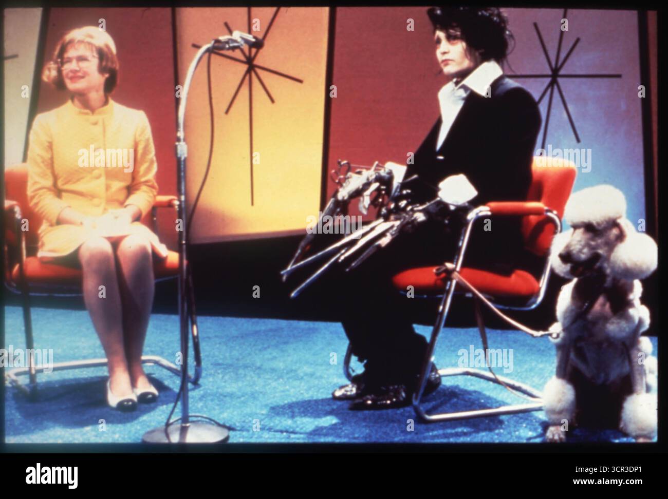 JOHNNY DEPP et DIANNE WIEST dans EDWARD SCISSORHANDS (1990), réalisé par TIM BURTON. Crédit : 20TH CENTURY FOX / album Banque D'Images