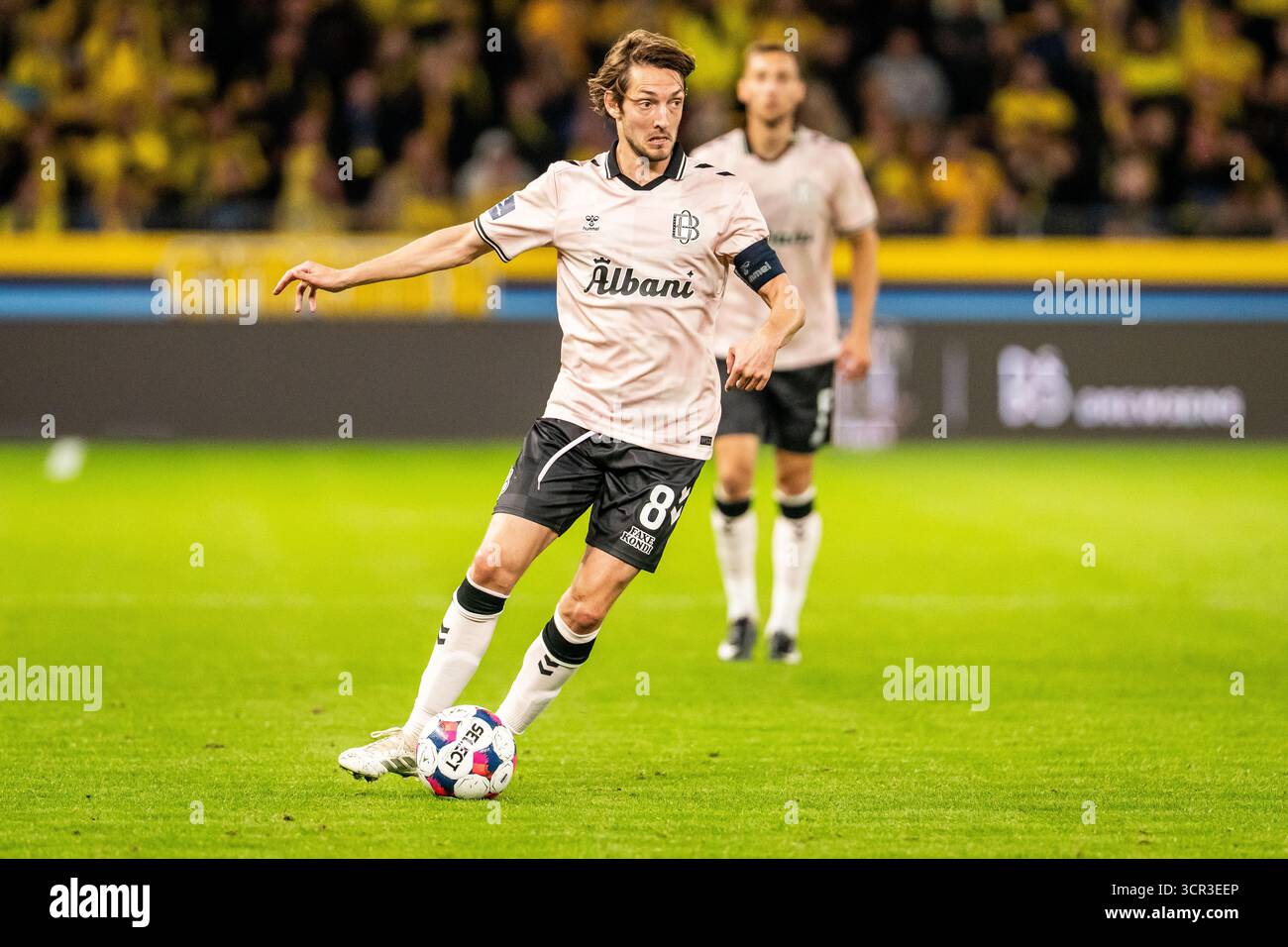 Broendby, Danemark. 28 septembre 2025. Rasmus Falk (8) de Odense BK vu lors du match de 3F Superliga entre Broendby IF et Odense BK au Broendby Stadion à Broendby. Banque D'Images