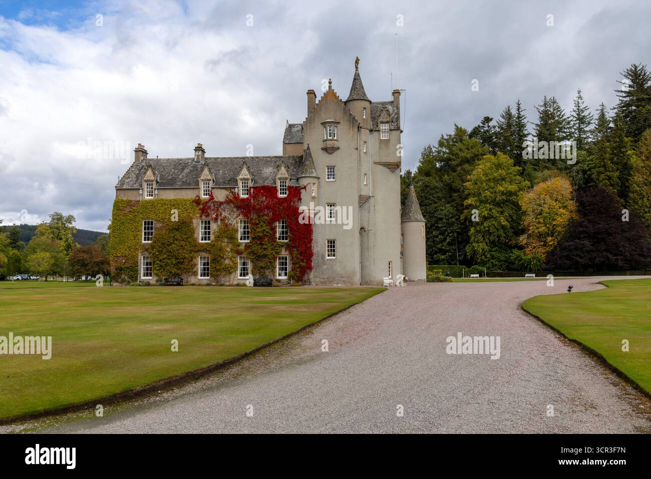 Le château de Ballindalloch, la perle du Nord, est une demeure ancestrale historique du XVIe siècle située à Speyside, en Écosse. Banque D'Images