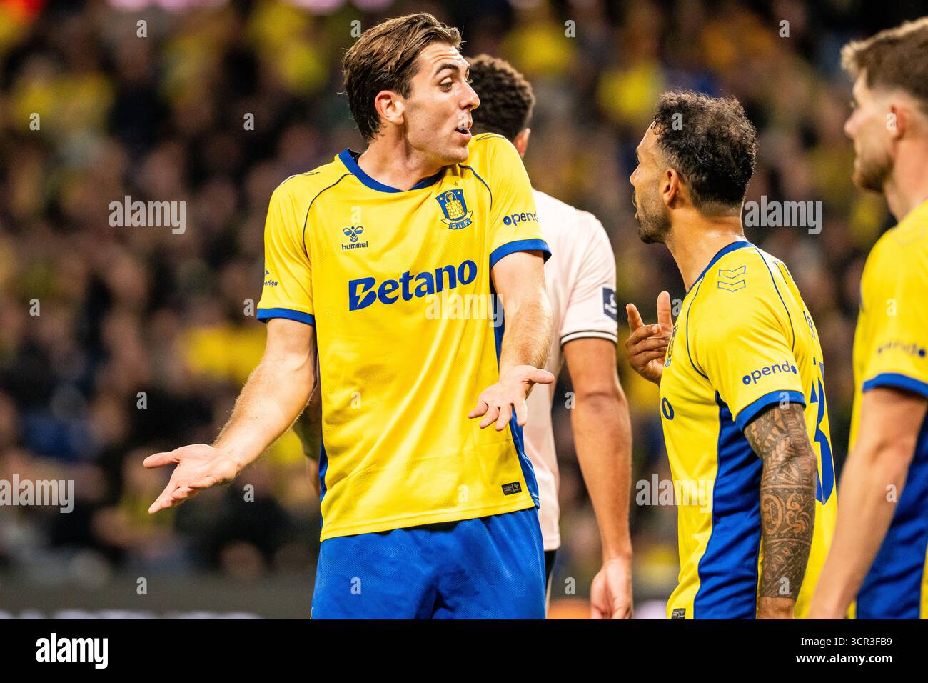 Broendby, Danemark. 28 septembre 2025. Luis Binks (G) et Sean Klaiber (d) de Broendby vus lors du match de 3F Superliga entre Broendby IF et Odense BK au Broendby Stadion à Broendby. Banque D'Images