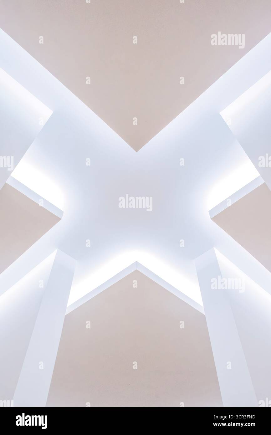 Détail architectural abstrait de plafond, avec des angles géométriques et un éclairage caché, dans un musée minimaliste conçu par Alvaro Siza, Porto Banque D'Images