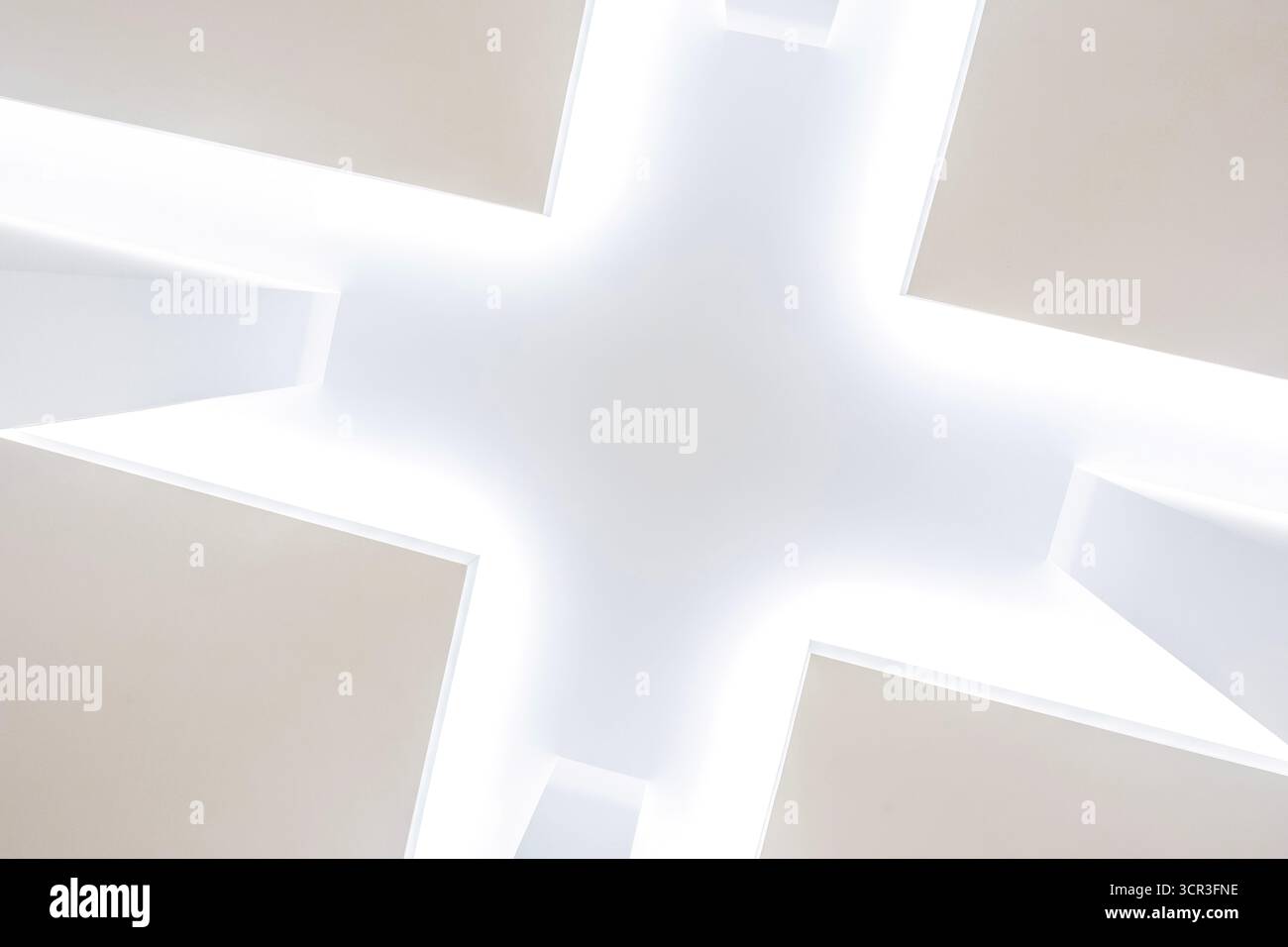 Détail de plafond architectural abstrait avec des formes géométriques et un éclairage naturel, design intérieur minimaliste moderne, bâtiment contemporain Banque D'Images