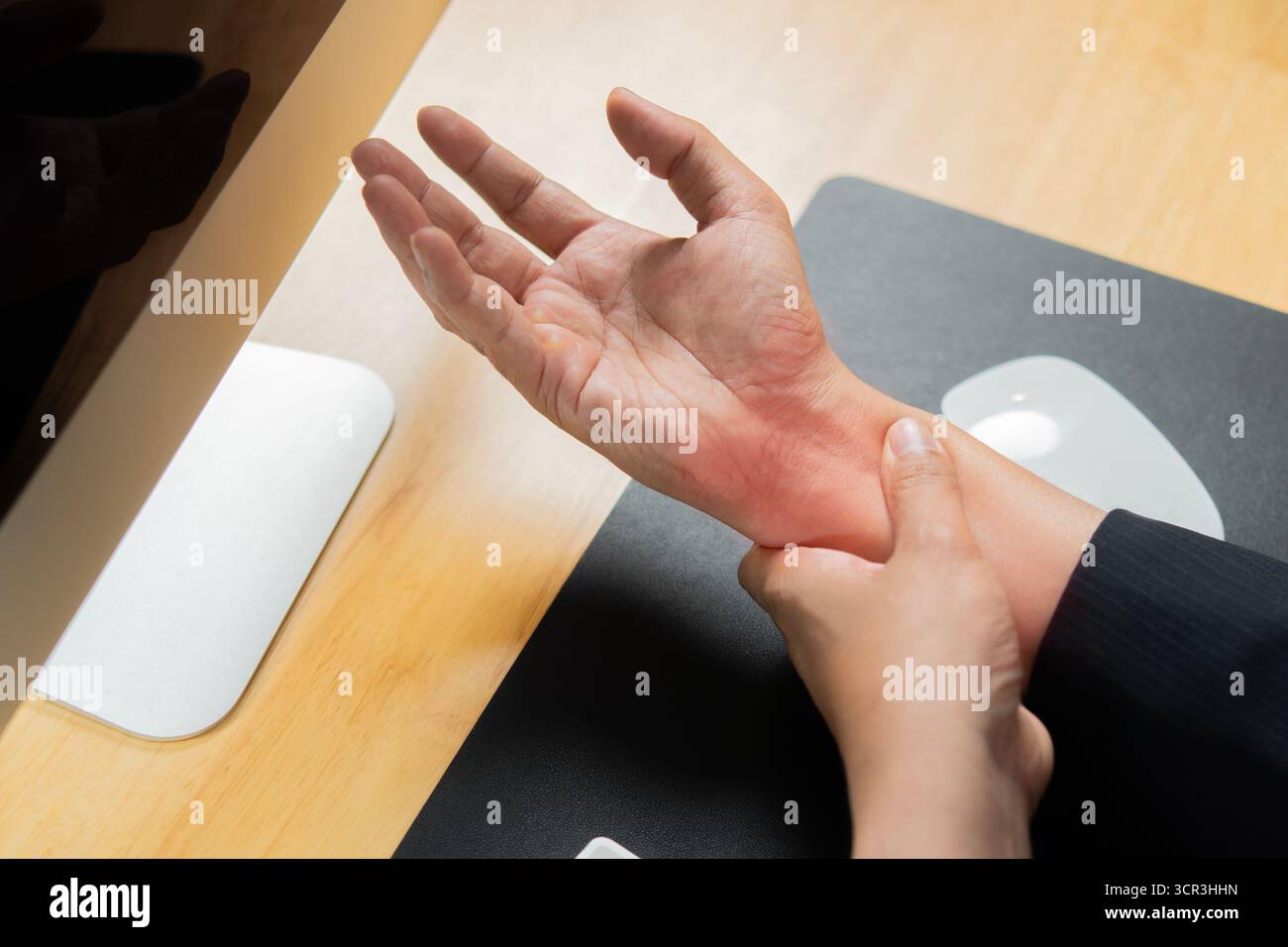 Gros plan jeune homme douleur au poignet droit , syndrome de bureau , concept de soins de santé, syndrome de Guillain barre. Vue de dessus. Banque D'Images