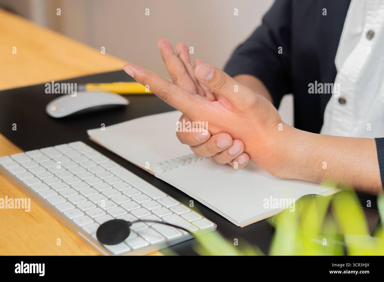L'homme ont la douleur au poignet et aux mains après le travail dur dans le bureau et donc la douleur avec le symptôme du syndrome de bureau. Concept de syndrome de cabinet de soins. Banque D'Images