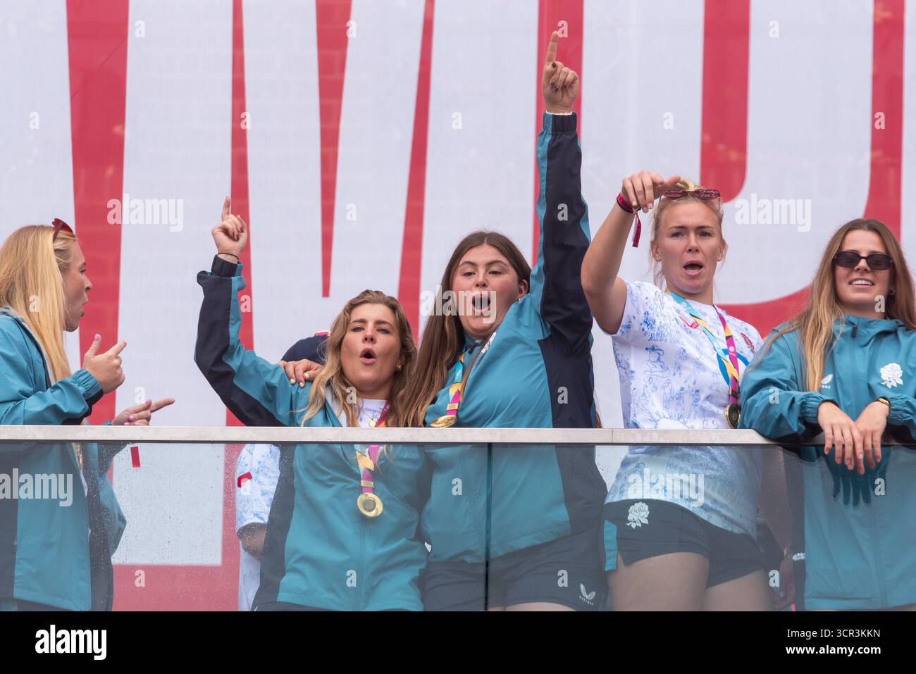 Les joueuses de l'équipe féminine de rugby d'Angleterre célébrant la fête des champions des Red Roses, Battersea, après avoir remporté la Coupe du monde Banque D'Images