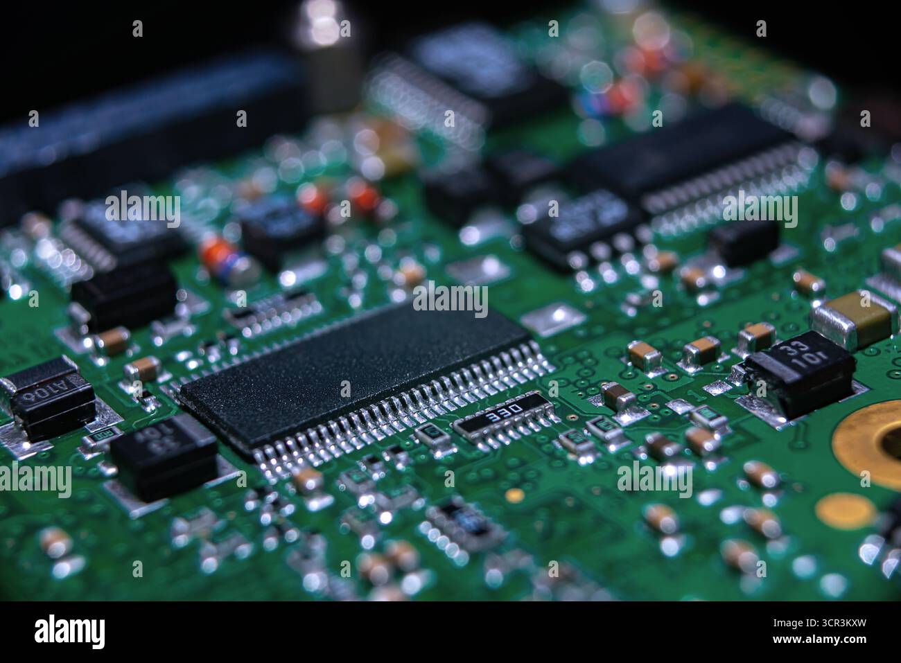 Vue rapprochée d'une carte de circuit imprimé verte présentant divers composants liés à l'intelligence artificielle et aux applications de crypto-monnaie. Banque D'Images