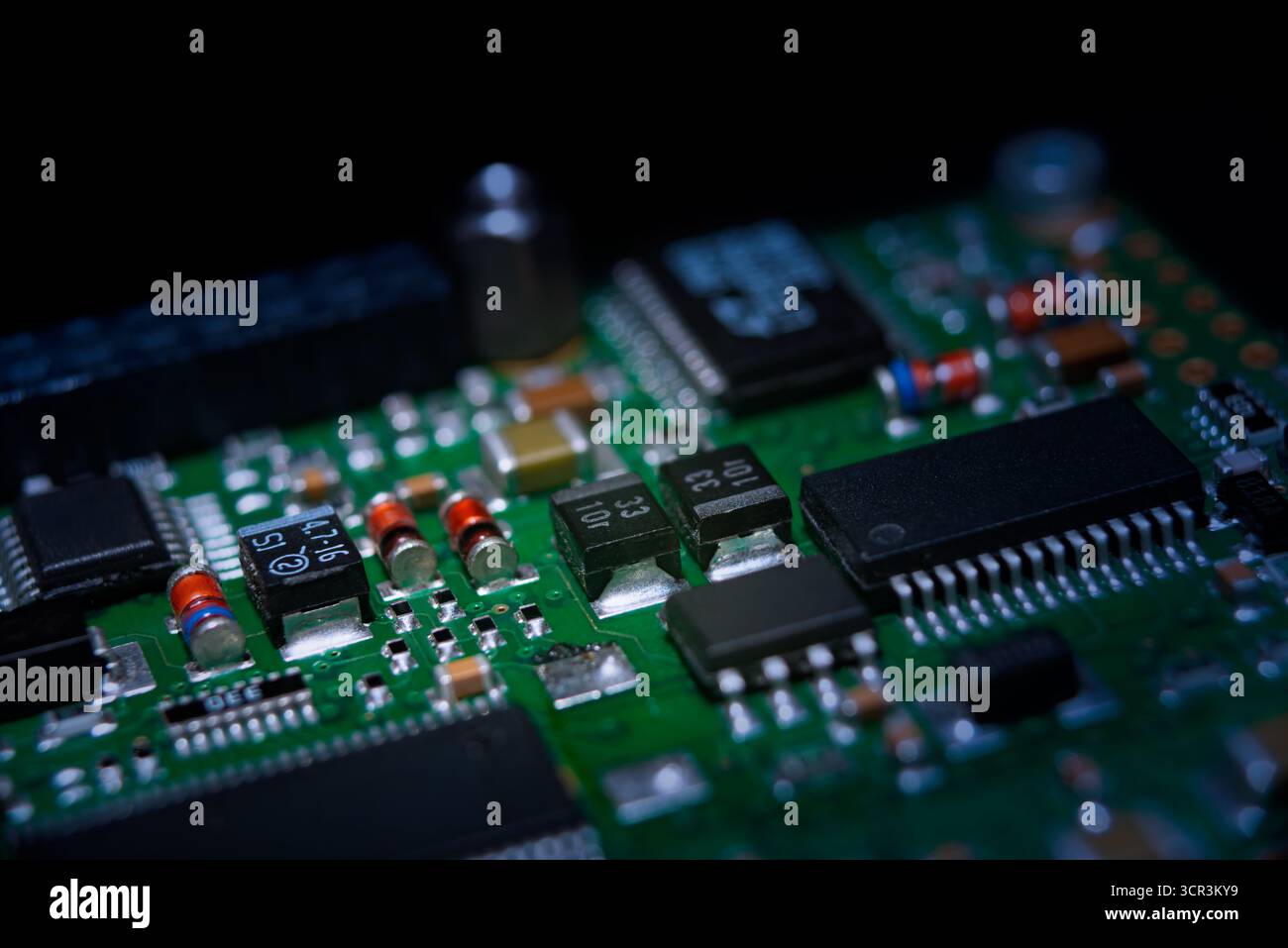 Vue rapprochée d'une carte de circuit imprimé mettant en évidence divers composants électroniques essentiels pour l'intelligence artificielle et la technologie de crypto-monnaie. Banque D'Images