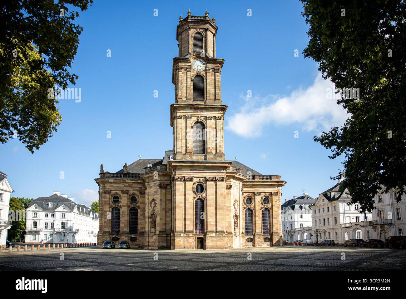 29 septembre 2025, Sarre, Saarbrücken : vue arrière de Ludwigskirche depuis Keplerstraße : en bas à gauche, deux voitures de patrouille sont stationnées contre le mur de l'église, préparant les célébrations de la Journée de l'unité allemande. Photo : Laszlo Pinter/dpa Banque D'Images