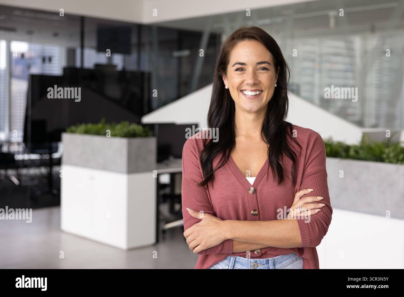 Portrait de femme d'affaires heureuse debout seule dans le bureau moderne Banque D'Images