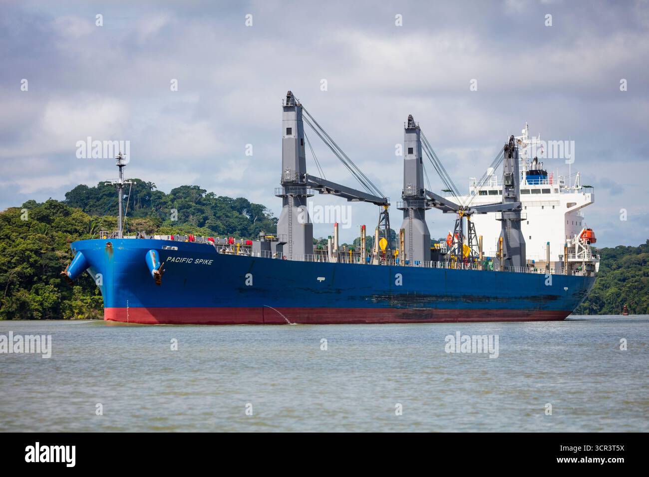 Le navire Pacific Spike fait le transit du canal de Panama, République du Panama, Amérique centrale. Banque D'Images
