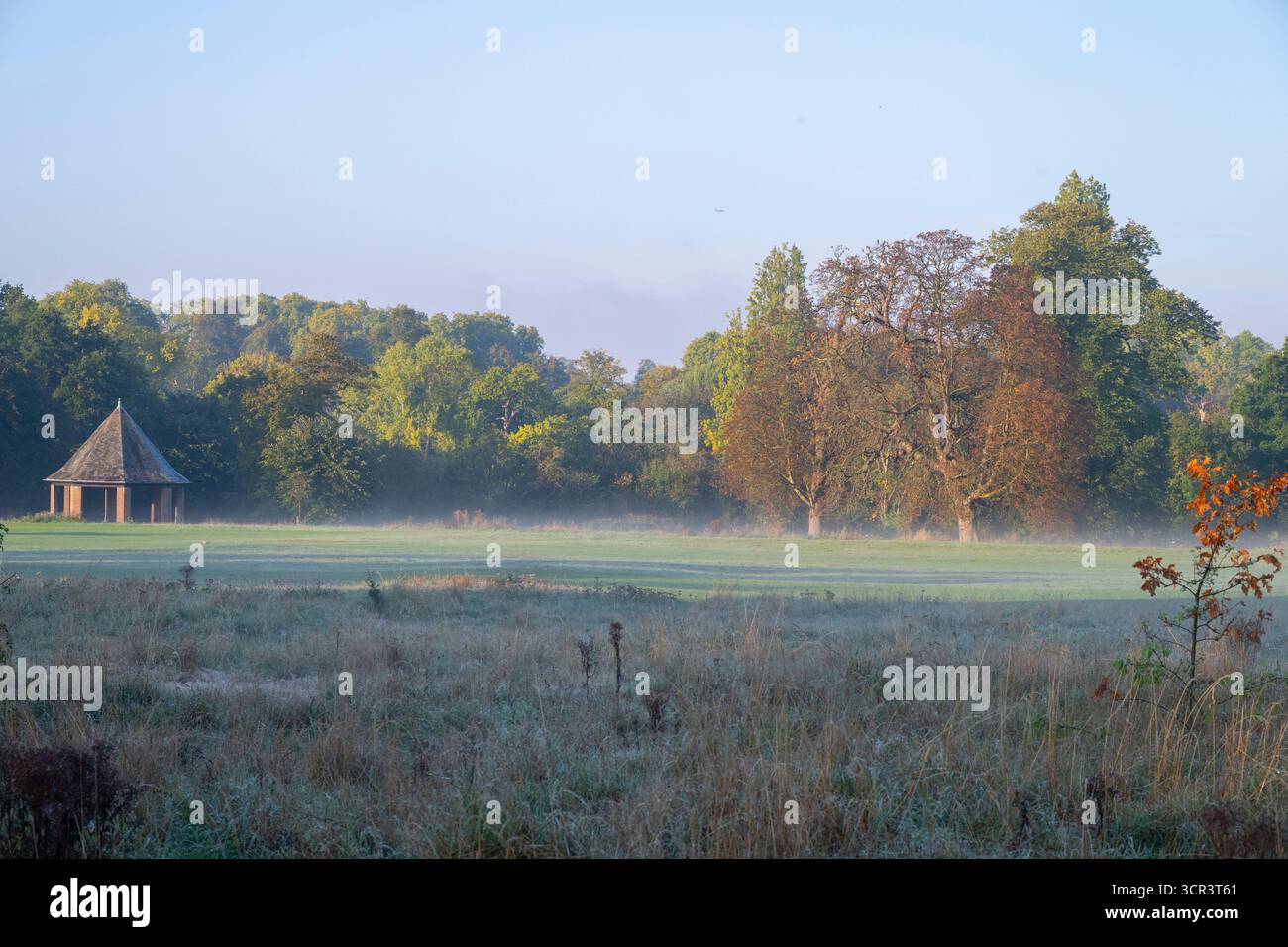 29 septembre 2025. Lumière automnale et brume matinale à Hyde Park, Londres, Royaume-Uni Banque D'Images