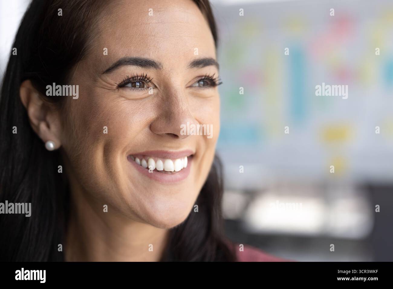Gros plan portrait de femme souriante regardant loin réfléchi et positivement Banque D'Images