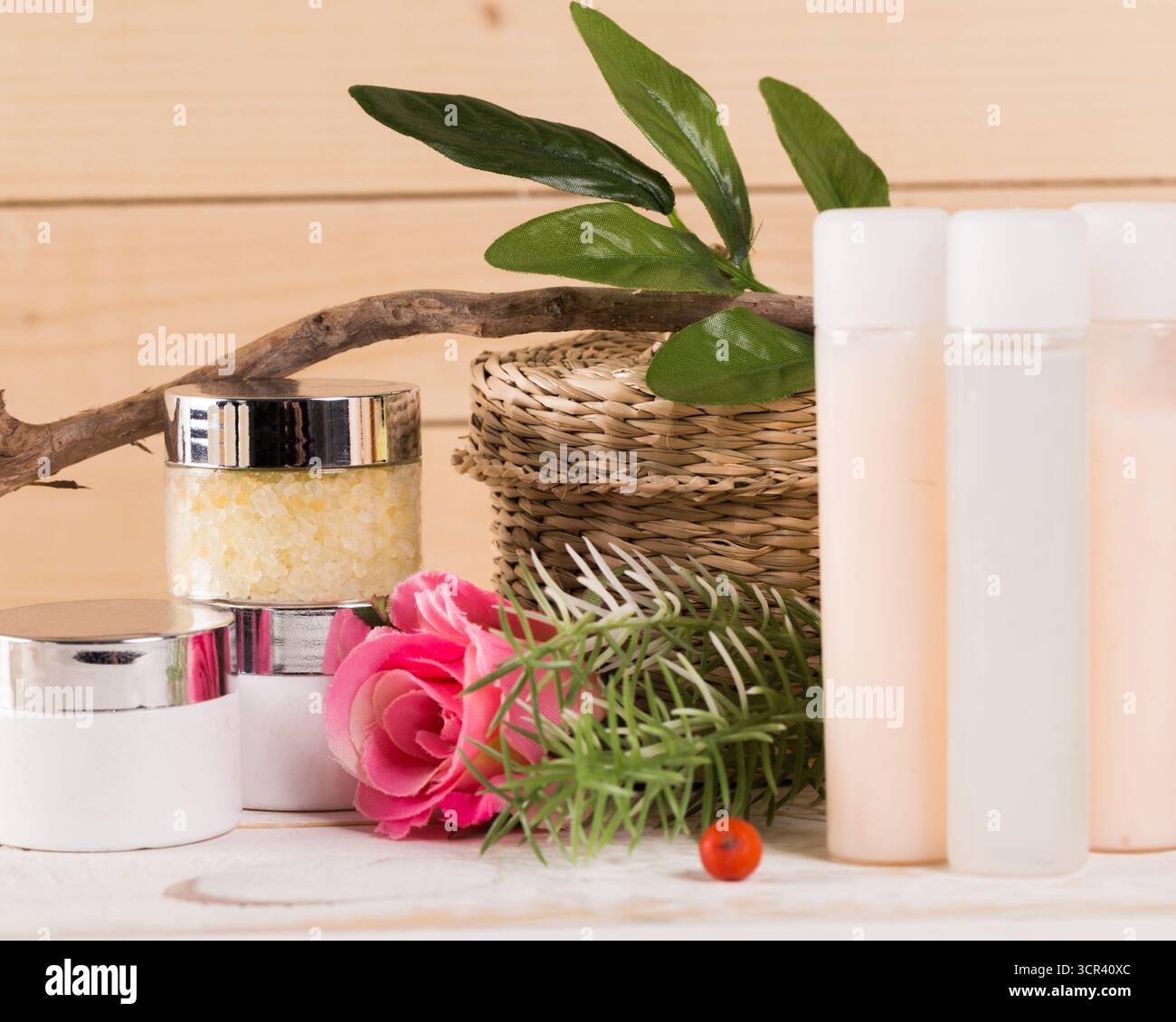 Produits cosmétiques et éléments naturels disposés sur une surface en bois à des fins esthétiques Banque D'Images