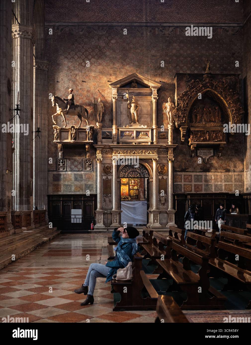 Les visiteurs admirent les monuments funéraires de Paolo Savelli et Benedetto Pesaro à Santa Maria dei Frari, où art et mémoire se réunissent dans le marbre. Banque D'Images