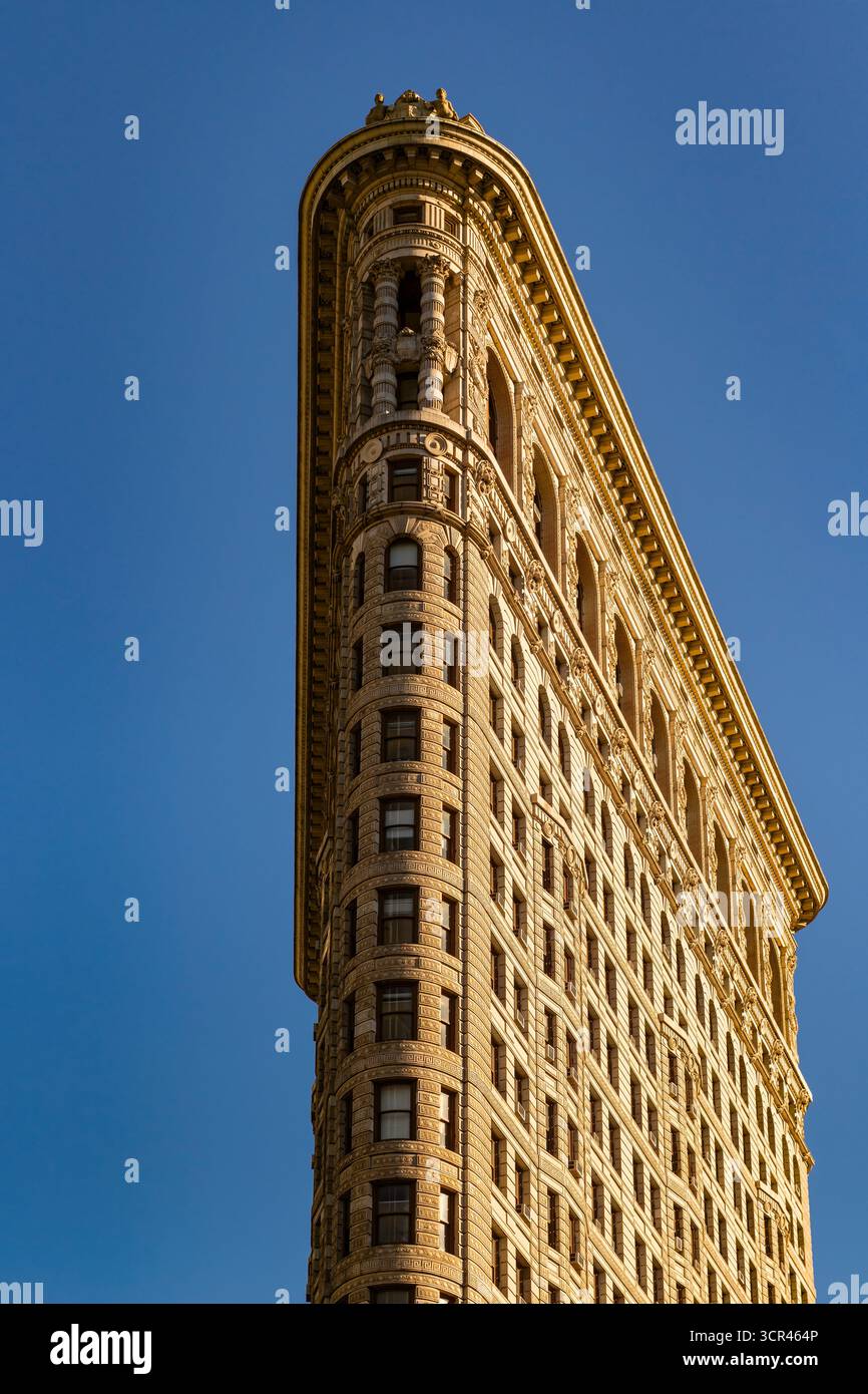 Vue du coucher du soleil de New York sur le Flatiron Building de forme triangulaire (architecture Beaux-Arts) à l'intersection de Broadway et Fifth Avenue Banque D'Images Vue du coucher du soleil de New York sur le Flatiron Building de forme triangulaire (architecture Beaux-Arts) à l'intersection de Broadway et Fifth Avenue Banque D'Images