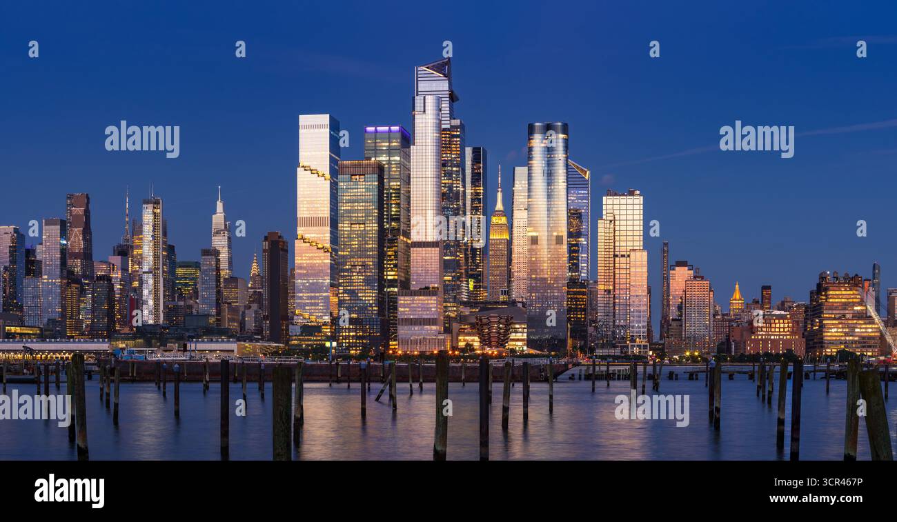 Vue panoramique au crépuscule sur les gratte-ciels de Hudson Yards et les gratte-ciel de Midtown Manhattan reflétant le fleuve Hudson. Paysage urbain nocturne de New York, États-Unis Banque D'Images