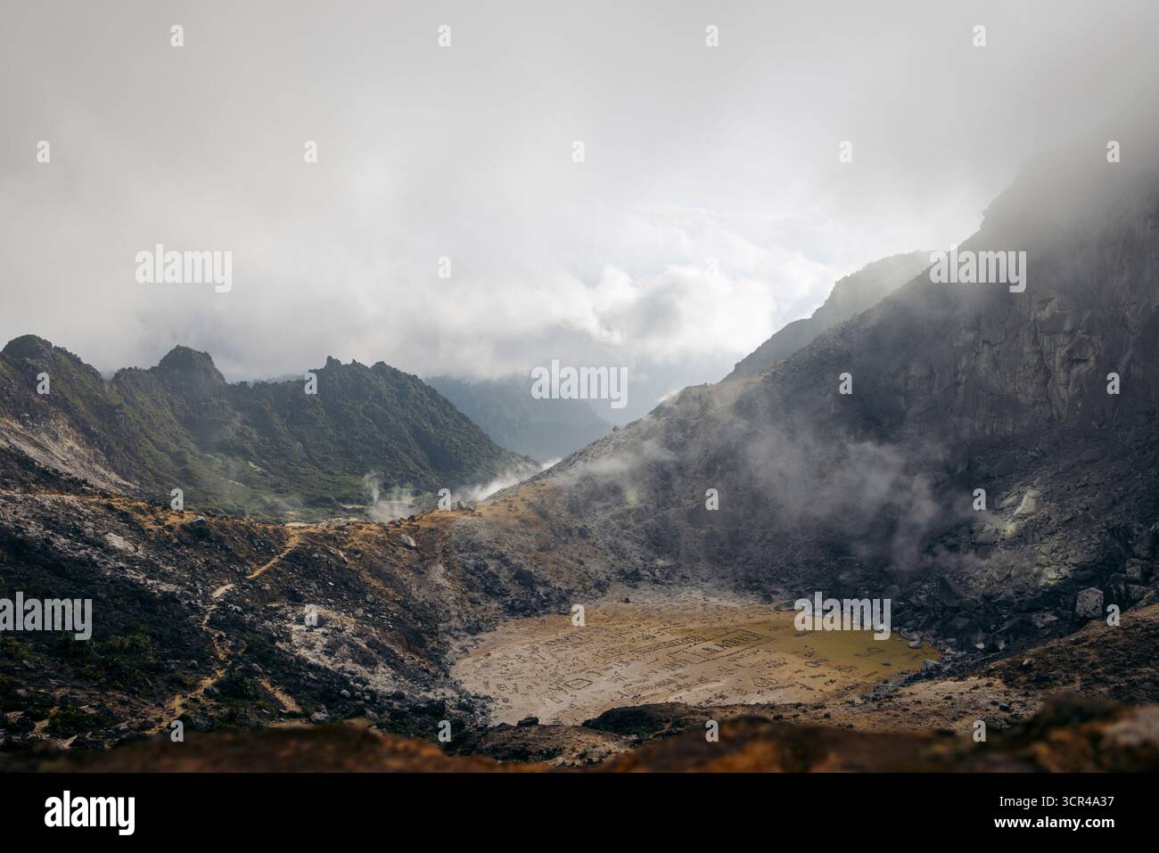 Mont Sibayak, un volcan dans la régence de Kato, Sumatra, Indonésie Banque D'Images Mont Sibayak, un volcan dans la régence de Kato, Sumatra, Indonésie Banque D'Images