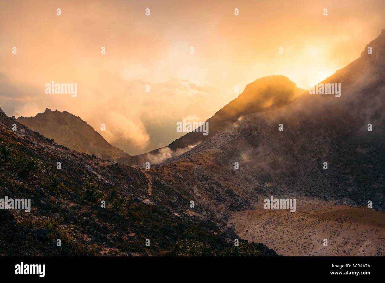 Coucher de soleil sur le mont Sibayak, un volcan dans la régence de Kato, Sumatra, Indonésie Banque D'Images Coucher de soleil sur le mont Sibayak, un volcan dans la régence de Kato, Sumatra, Indonésie Banque D'Images