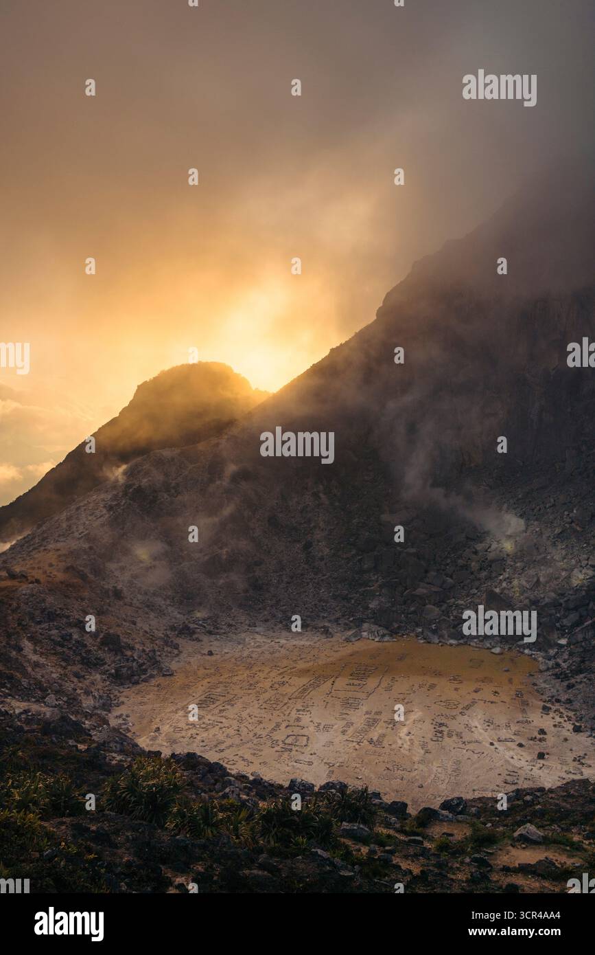 Coucher de soleil sur le mont Sibayak, un volcan dans la régence de Kato, Sumatra, Indonésie Banque D'Images Coucher de soleil sur le mont Sibayak, un volcan dans la régence de Kato, Sumatra, Indonésie Banque D'Images