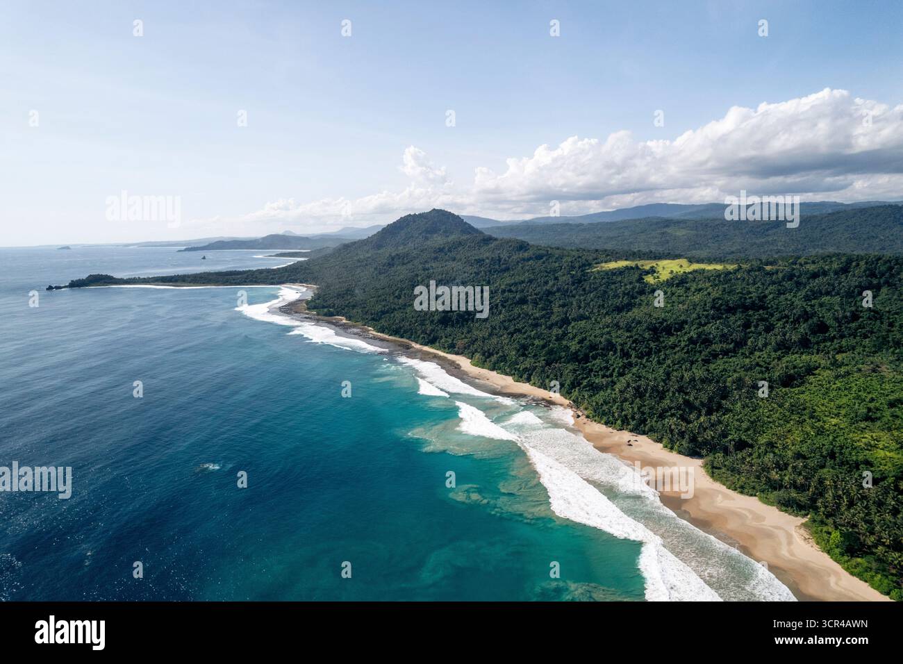 Vue aérienne d'une côte tropicale luxuriante avec des montagnes et un océan bleu clair. Nias du Sud, Sumatra du Nord, Indonésie Banque D'Images Vue aérienne d'une côte tropicale luxuriante avec des montagnes et un océan bleu clair. Nias du Sud, Sumatra du Nord, Indonésie Banque D'Images