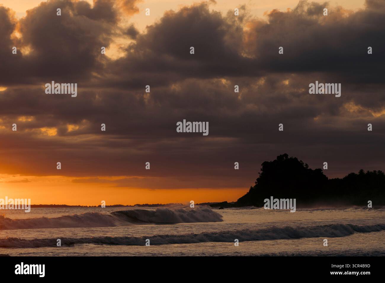 Vue sur le coucher du soleil sur une plage tranquille à Nias Sud, Sumatra Nord, Indonésie Banque D'Images Vue sur le coucher du soleil sur une plage tranquille à Nias Sud, Sumatra Nord, Indonésie Banque D'Images