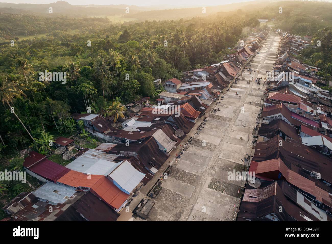 Vue aérienne du village traditionnel de Desa Hilisimaetano dans le sud de Nias, nord de Sumatra, Indonésie Banque D'Images Vue aérienne du village traditionnel de Desa Hilisimaetano dans le sud de Nias, nord de Sumatra, Indonésie Banque D'Images