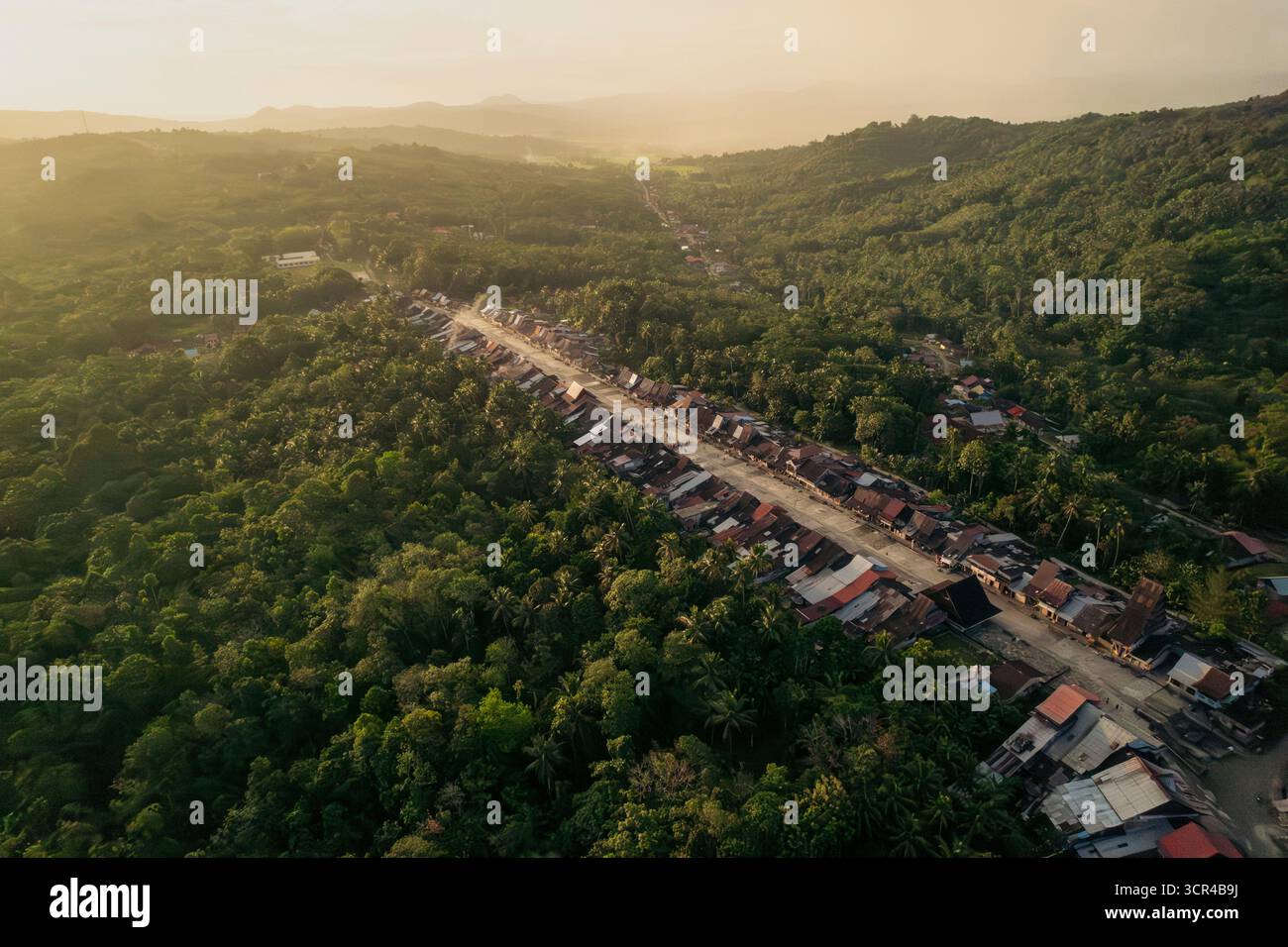Vue aérienne du village traditionnel de Desa Hilisimaetano dans le sud de Nias, nord de Sumatra, Indonésie Banque D'Images Vue aérienne du village traditionnel de Desa Hilisimaetano dans le sud de Nias, nord de Sumatra, Indonésie Banque D'Images