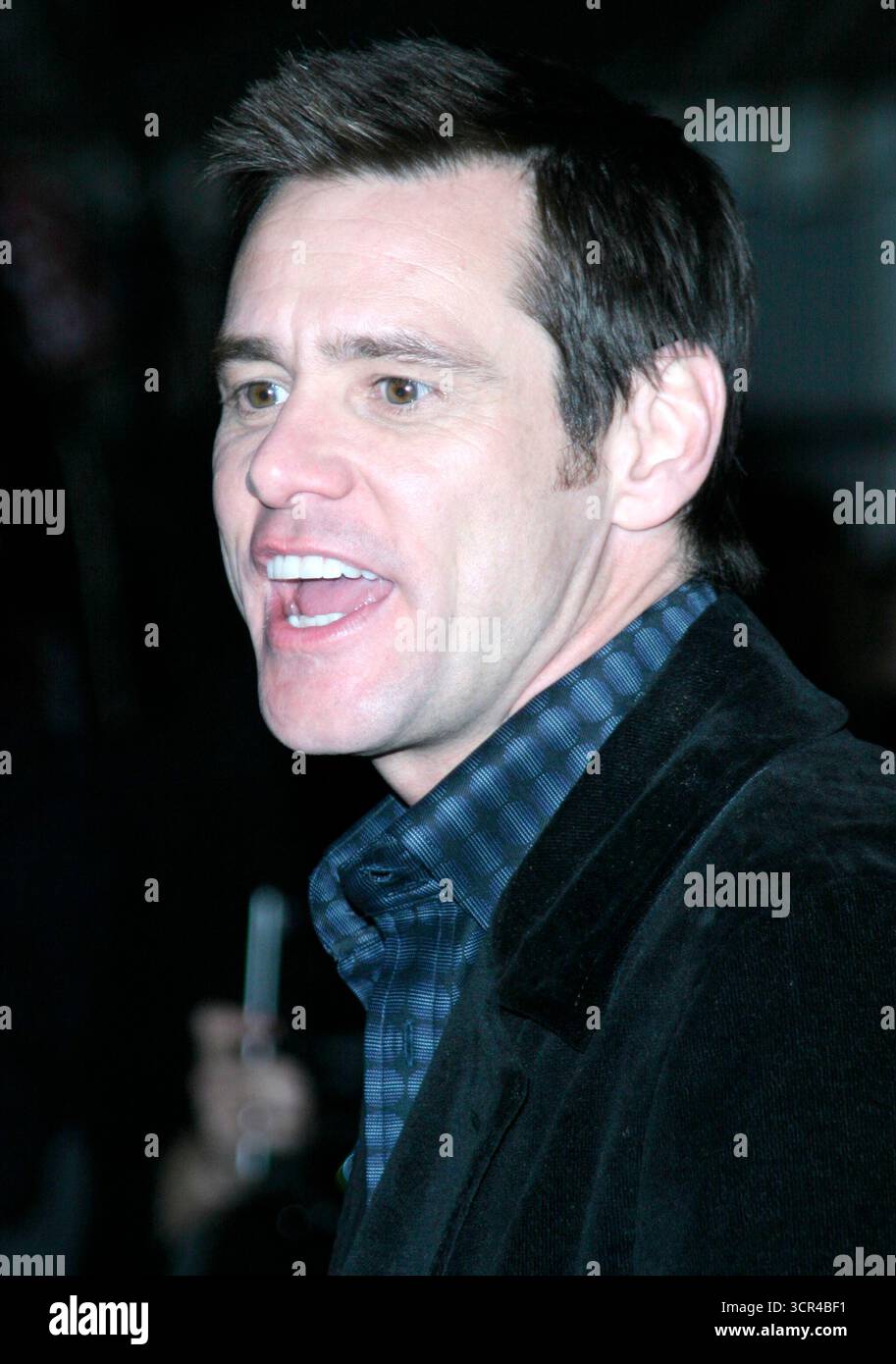 Jim Carrey lors de la première britannique de la série des événements malheureux de Lemony Snicket. Tenue à l'Empire Leicester Square, Londres, le 16 décembre 2004 Banque D'Images