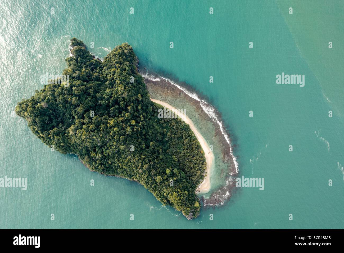 Vue aérienne d'une petite île verdoyante entourée d'eaux turquoises. Régence d'Aceh Jaya, Aceh, Sumatra, Indonésie Banque D'Images Vue aérienne d'une petite île verdoyante entourée d'eaux turquoises. Régence d'Aceh Jaya, Aceh, Sumatra, Indonésie Banque D'Images