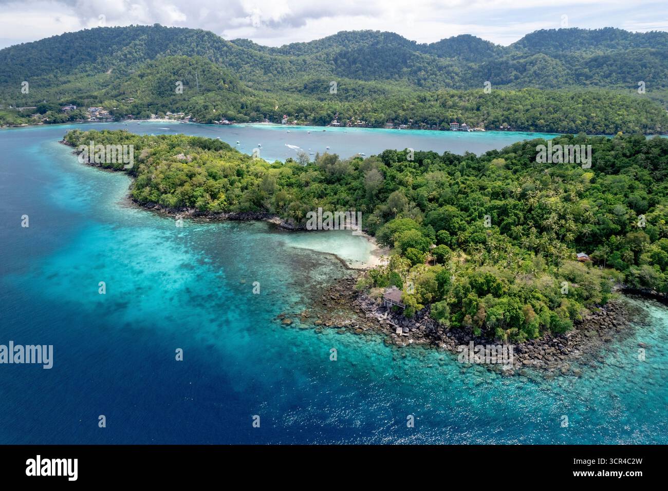 Vue aérienne d'Iboih, sur l'île We à Aceh, Sumatra, Indonésie Banque D'Images Vue aérienne d'Iboih, sur l'île We à Aceh, Sumatra, Indonésie Banque D'Images