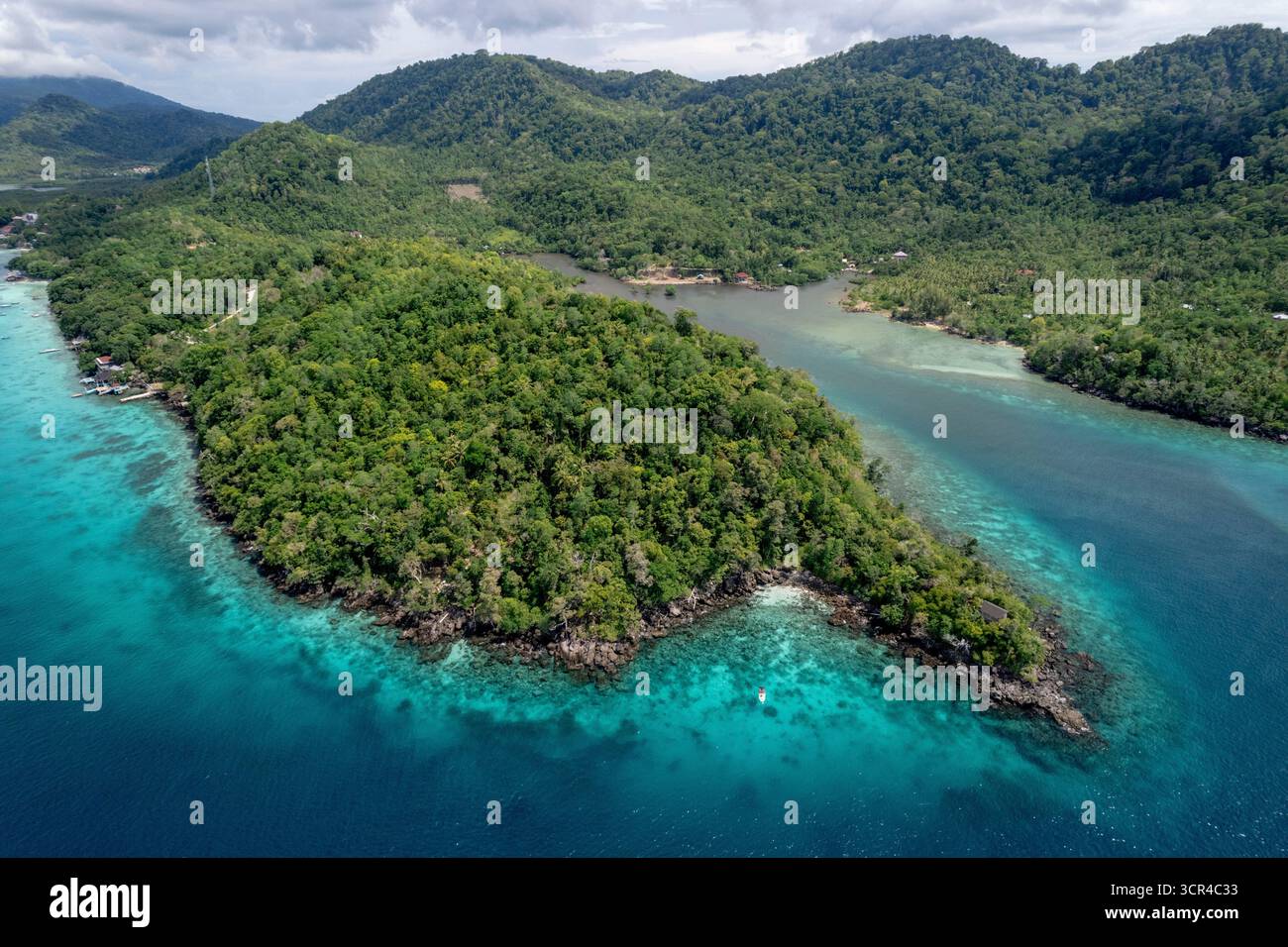 Vue aérienne d'Iboih, sur l'île We à Aceh, Sumatra, Indonésie Banque D'Images Vue aérienne d'Iboih, sur l'île We à Aceh, Sumatra, Indonésie Banque D'Images
