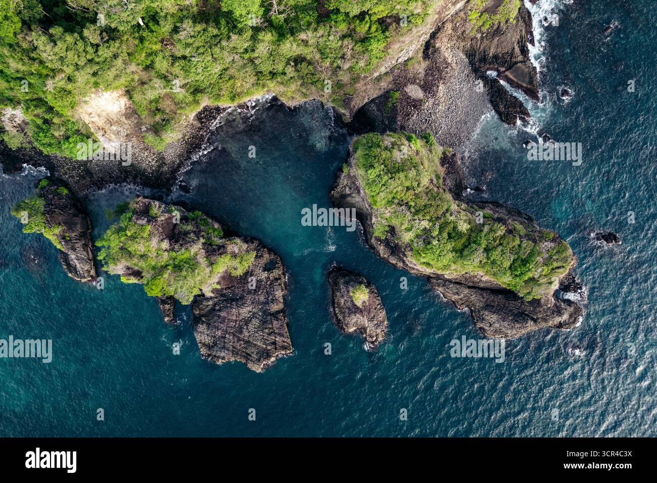 Vue aérienne des îles rocheuses entourées d'un océan turquoise et d'une verdure luxuriante. Paya, sur l'île We à Aceh, Sumatra, Indonésie Banque D'Images Vue aérienne des îles rocheuses entourées d'un océan turquoise et d'une verdure luxuriante. Paya, sur l'île We à Aceh, Sumatra, Indonésie Banque D'Images