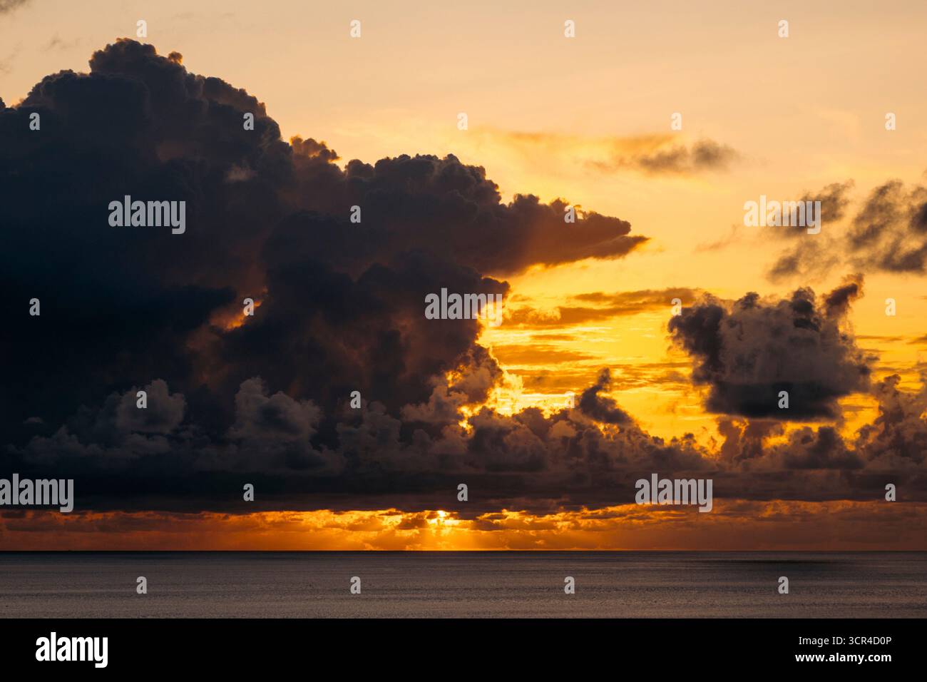 Un coucher de soleil vibrant avec des nuages spectaculaires sur un horizon océanique calme. Paya, sur l'île We à Aceh, Sumatra, Indonésie Banque D'Images Un coucher de soleil vibrant avec des nuages spectaculaires sur un horizon océanique calme. Paya, sur l'île We à Aceh, Sumatra, Indonésie Banque D'Images