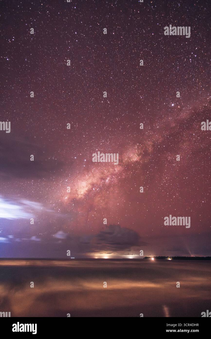 Ciel étoilé avec la voie lactée vive au-dessus d'un rivage calme de l'océan. Mentawai, Sumatra Ouest, Indonésie Banque D'Images Ciel étoilé avec la voie lactée vive au-dessus d'un rivage calme de l'océan. Mentawai, Sumatra Ouest, Indonésie Banque D'Images