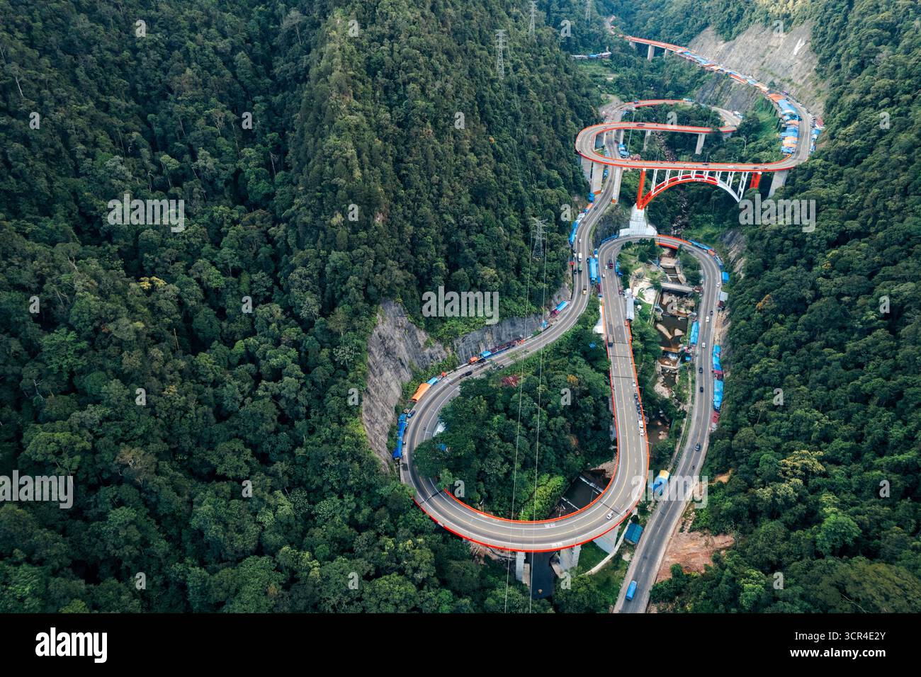 Vue aérienne de l'autoroute sinueuse à travers les montagnes verdoyantes boisées. Kelok 9, ou les 9 épingles à cheveux, Harau, West Sumatra, Indonésie Banque D'Images Vue aérienne de l'autoroute sinueuse à travers les montagnes verdoyantes boisées. Kelok 9, ou les 9 épingles à cheveux, Harau, West Sumatra, Indonésie Banque D'Images