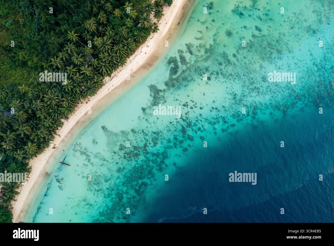 Vue aérienne d'une plage tropicale aux eaux turquoises et au feuillage vert luxuriant. Région du village de Sipora, Mentawai, Sumatra Ouest, Indonésie Banque D'Images Vue aérienne d'une plage tropicale aux eaux turquoises et au feuillage vert luxuriant. Région du village de Sipora, Mentawai, Sumatra Ouest, Indonésie Banque D'Images