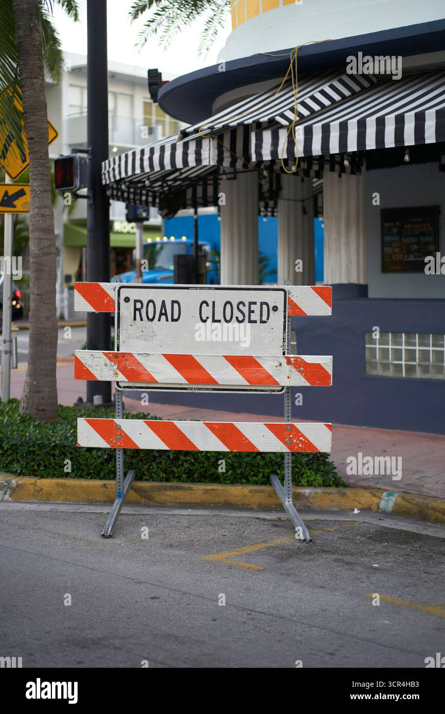 Route fermée panneau devant un bâtiment avec auvent rayé noir et blanc. Miami, Floride, États-Unis Banque D'Images