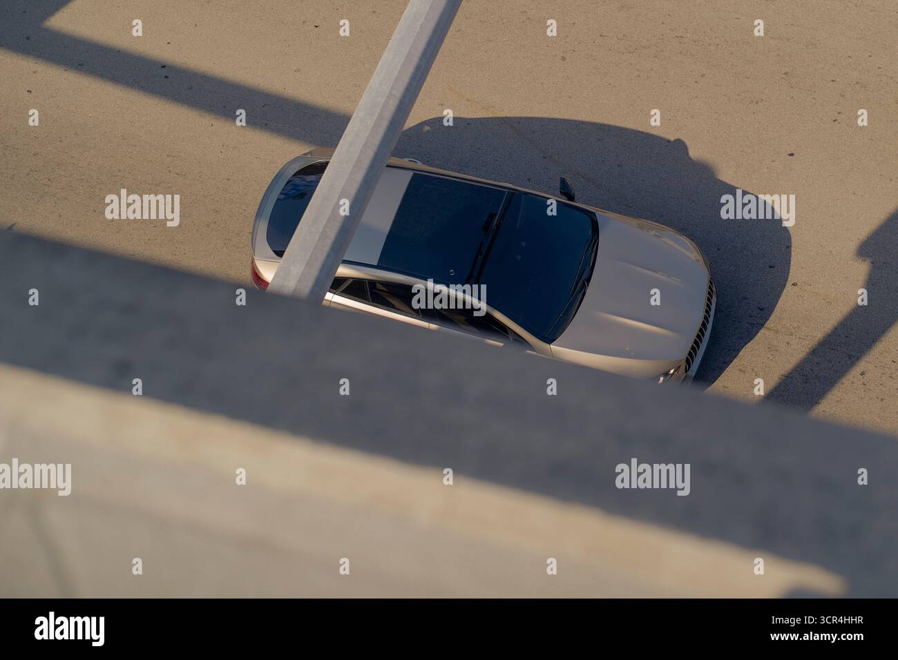 Voiture argentée garée sur une surface en béton, capturée à partir d'un angle élevé. Miami, Floride, États-Unis Banque D'Images