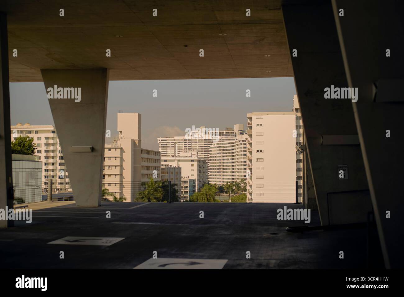 Cadre d'architecture urbaine avec skyline de la ville et de grands bâtiments modernes sous un ciel clair. Miami, Floride, États-Unis Banque D'Images