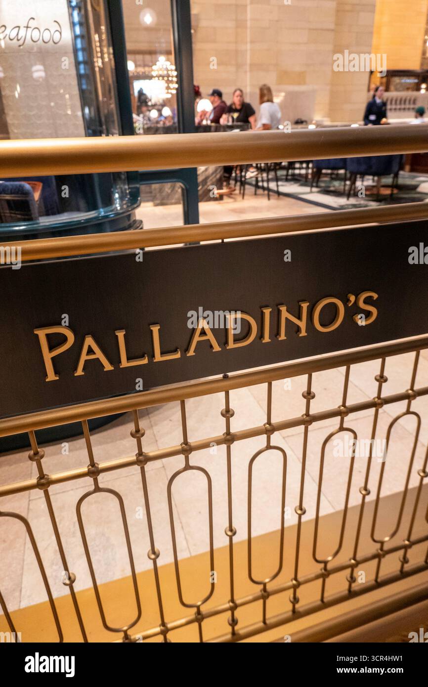 Le restaurant Palladino's Steak & Seafood est un steakhouse classique situé dans le Grand Concourse du Grand Central terminal, 2025, New York City, États-Unis Banque D'Images