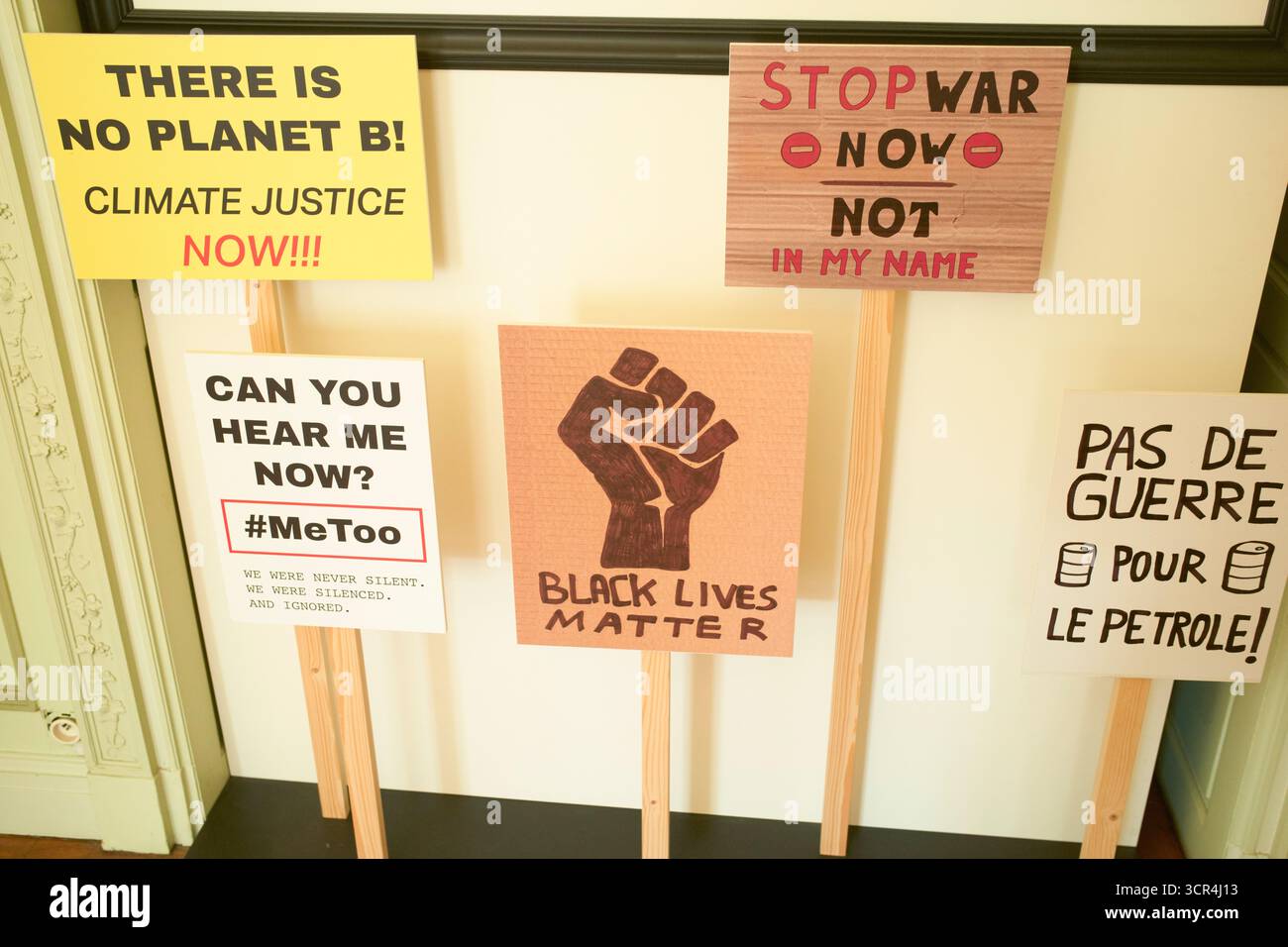 Les panneaux de protestation exigent l'action climatique, l'égalité, la paix et la justice sur des bâtons de bois à l'intérieur. Bruxelles, Belgique Banque D'Images