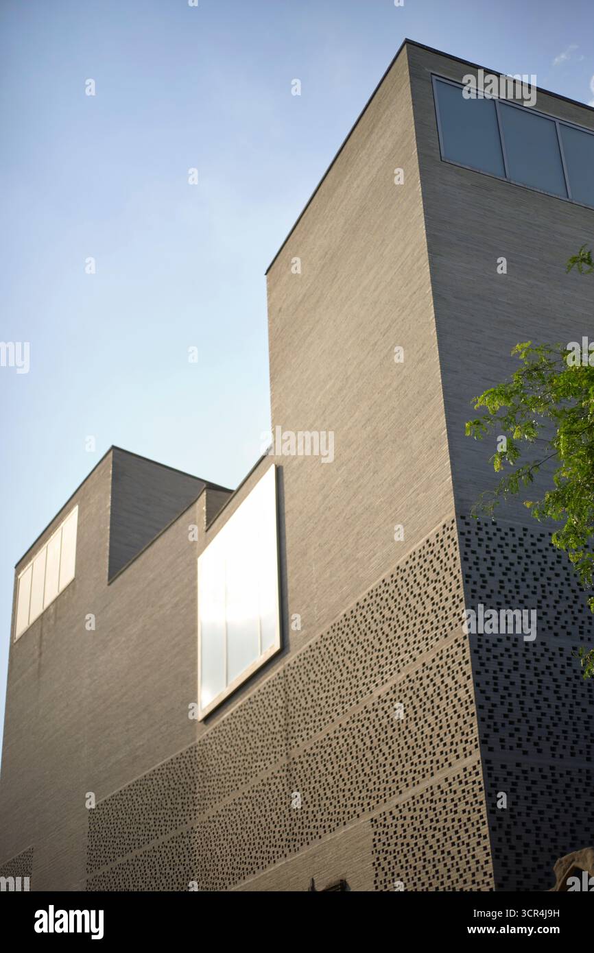 Bâtiment architectural moderne avec façade grise texturée et ciel clair en toile de fond. Bruxelles, Belgique Banque D'Images