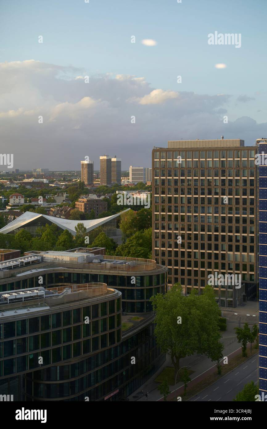 Horizon urbain avec des bâtiments modernes de grande hauteur au coucher du soleil sous un ciel partiellement nuageux. Hambourg, Allemagne Banque D'Images