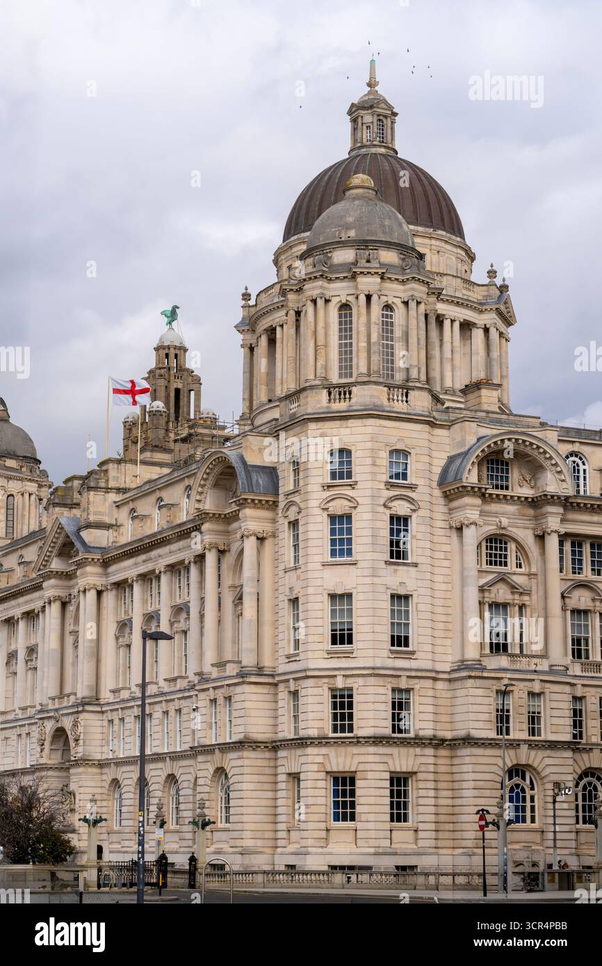 Une vue depuis l'avant du bâtiment historique du Port de Liverpool à Albert Dock, Liverpool, Royaume-Uni Banque D'Images