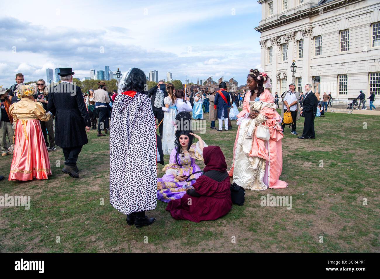 Les foules en costume se rassemblent à l'Old Royal Naval College, établissant un record du monde Guinness pour les personnages de cinéma et de télévision le 27 septembre 2025. Banque D'Images