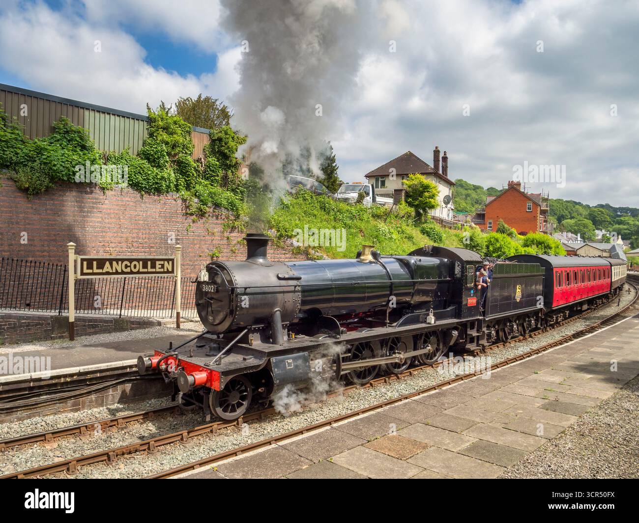 Train à vapeur - 2-8-0 la locomotive de marchandises lourdes no 3802 part de la gare de Llangollen avec un train de voyageurs à destination de Corwen sur le Llangollen Railway. Banque D'Images