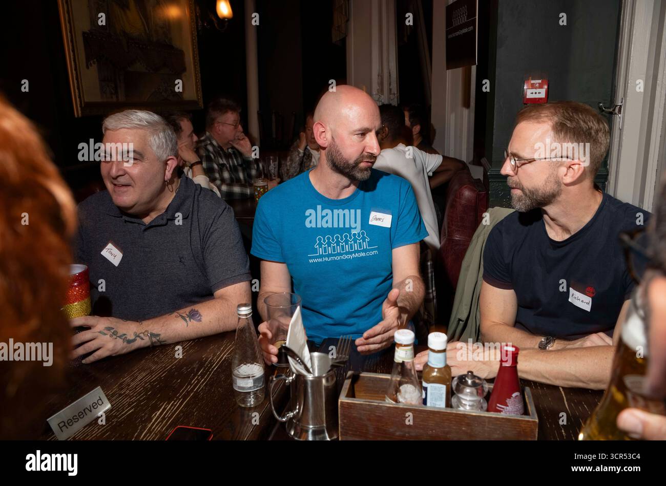 James Roberts (t-shirt bleu) du groupe Human Gay Male, qui a été banni d'un pub de Brighton pour avoir des opinions critiques sur le genre, Londres, Royaume-Uni Banque D'Images